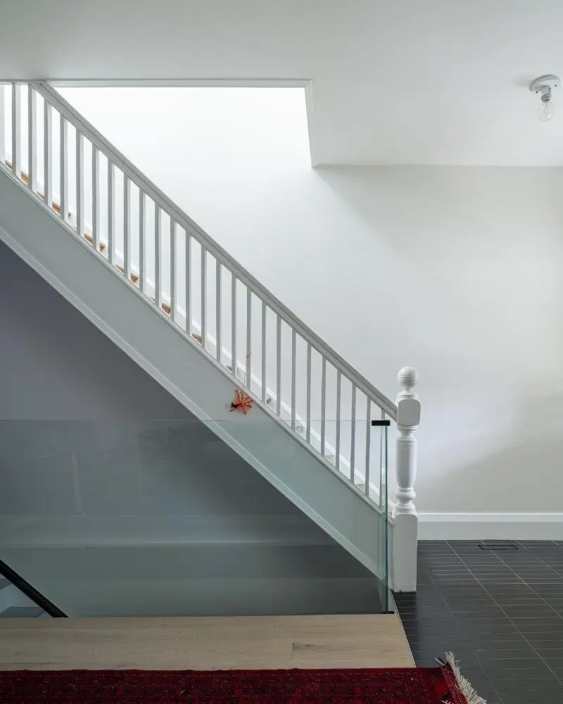 En toronto, canadá, una vivienda de los años 20 renace entre arte, color y funcionalidad