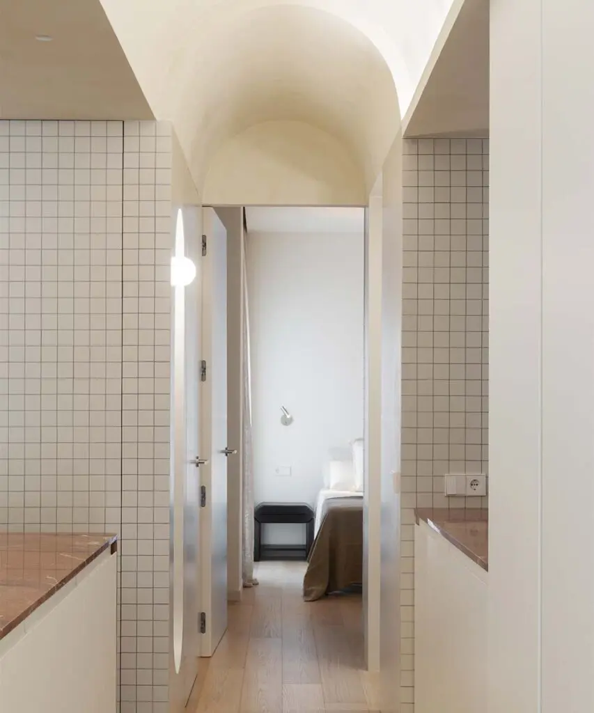 Un apartamento en españa donde la cocina se articula como el centro vital