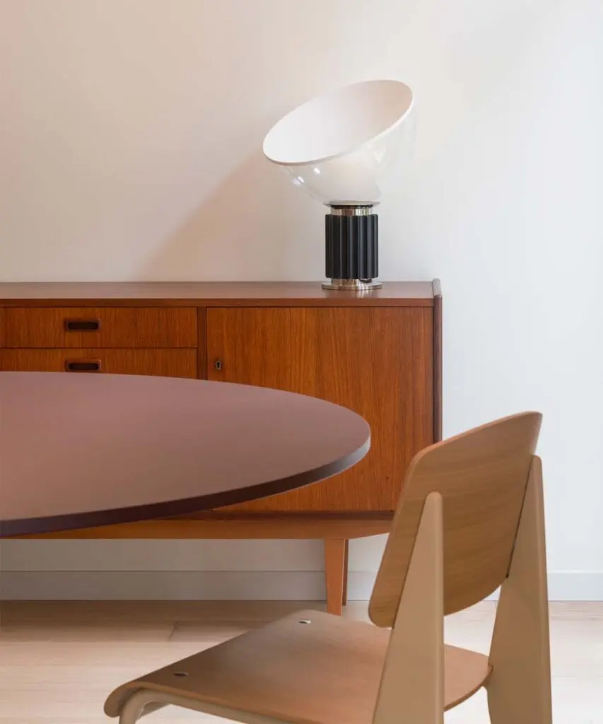 Un apartamento en españa donde la cocina se articula como el centro vital