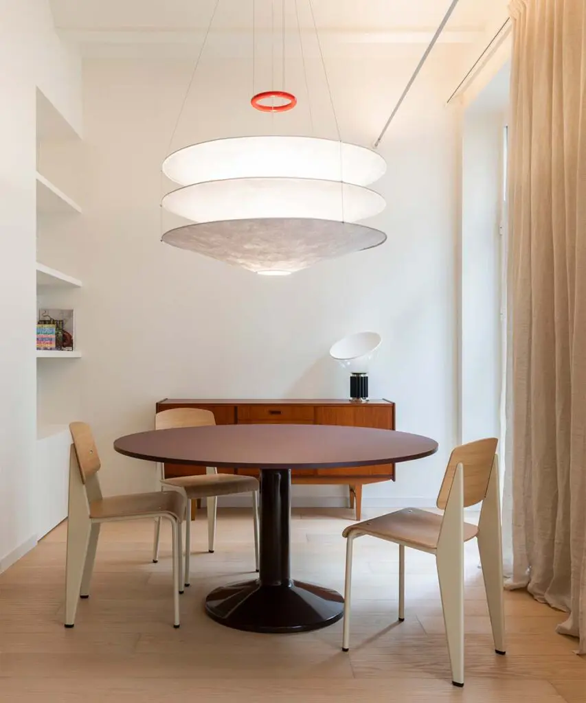 Un apartamento en españa donde la cocina se articula como el centro vital