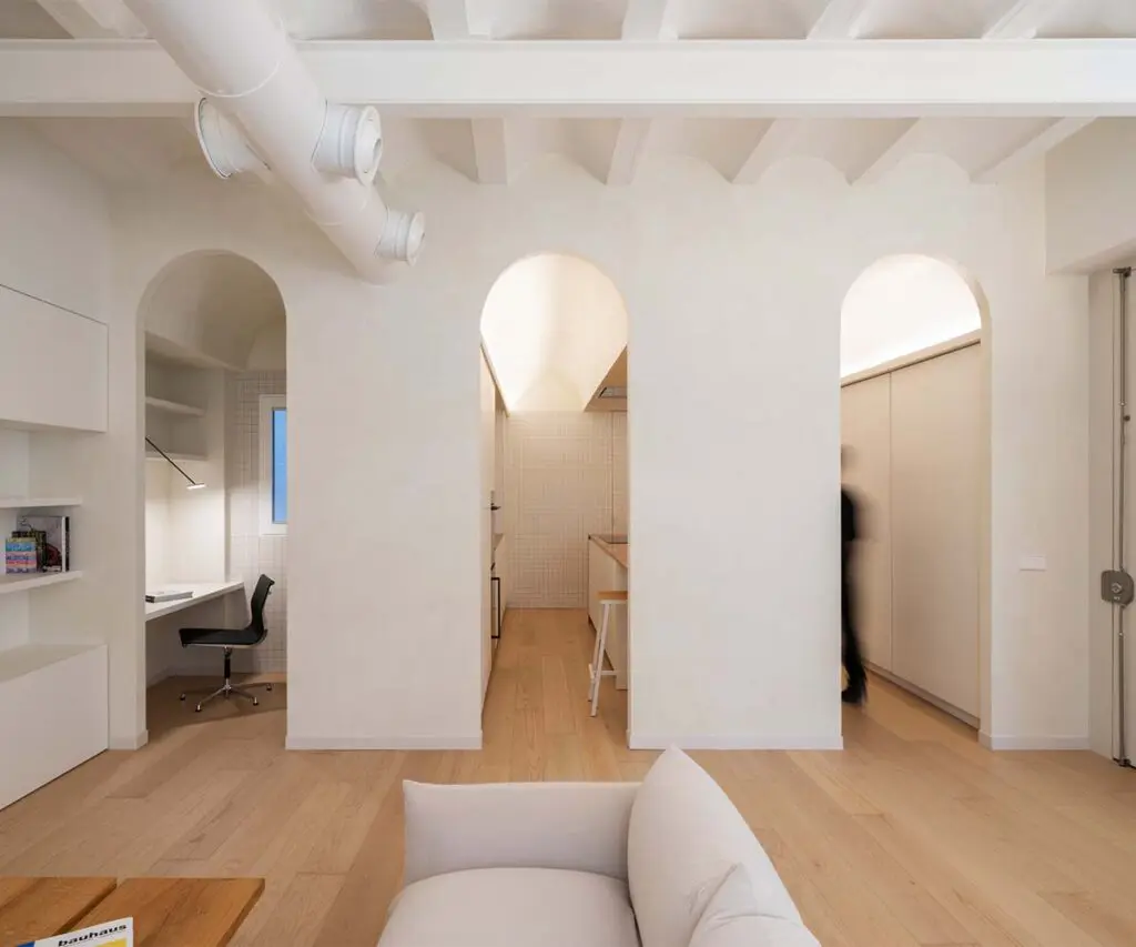 Un apartamento en españa donde la cocina se articula como el centro vital