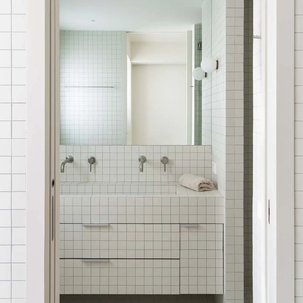 Un apartamento en españa donde la cocina se articula como el centro vital