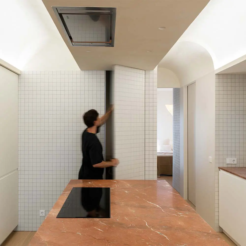 Un apartamento en españa donde la cocina se articula como el centro vital