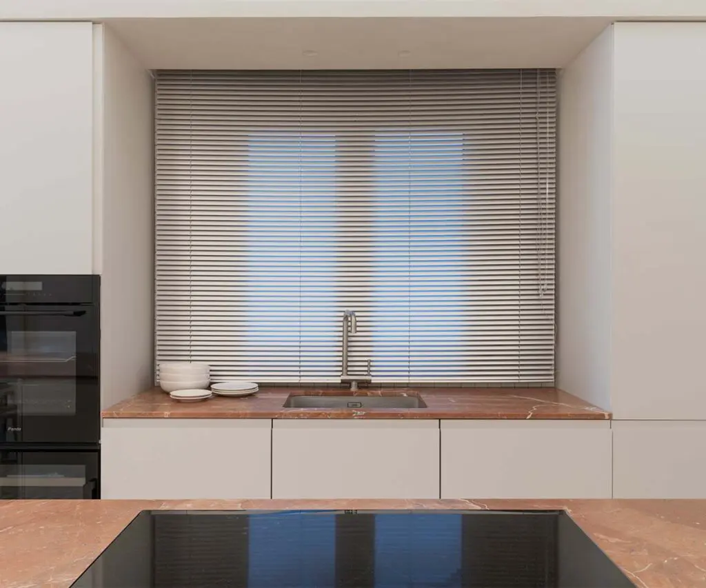 Un apartamento en españa donde la cocina se articula como el centro vital