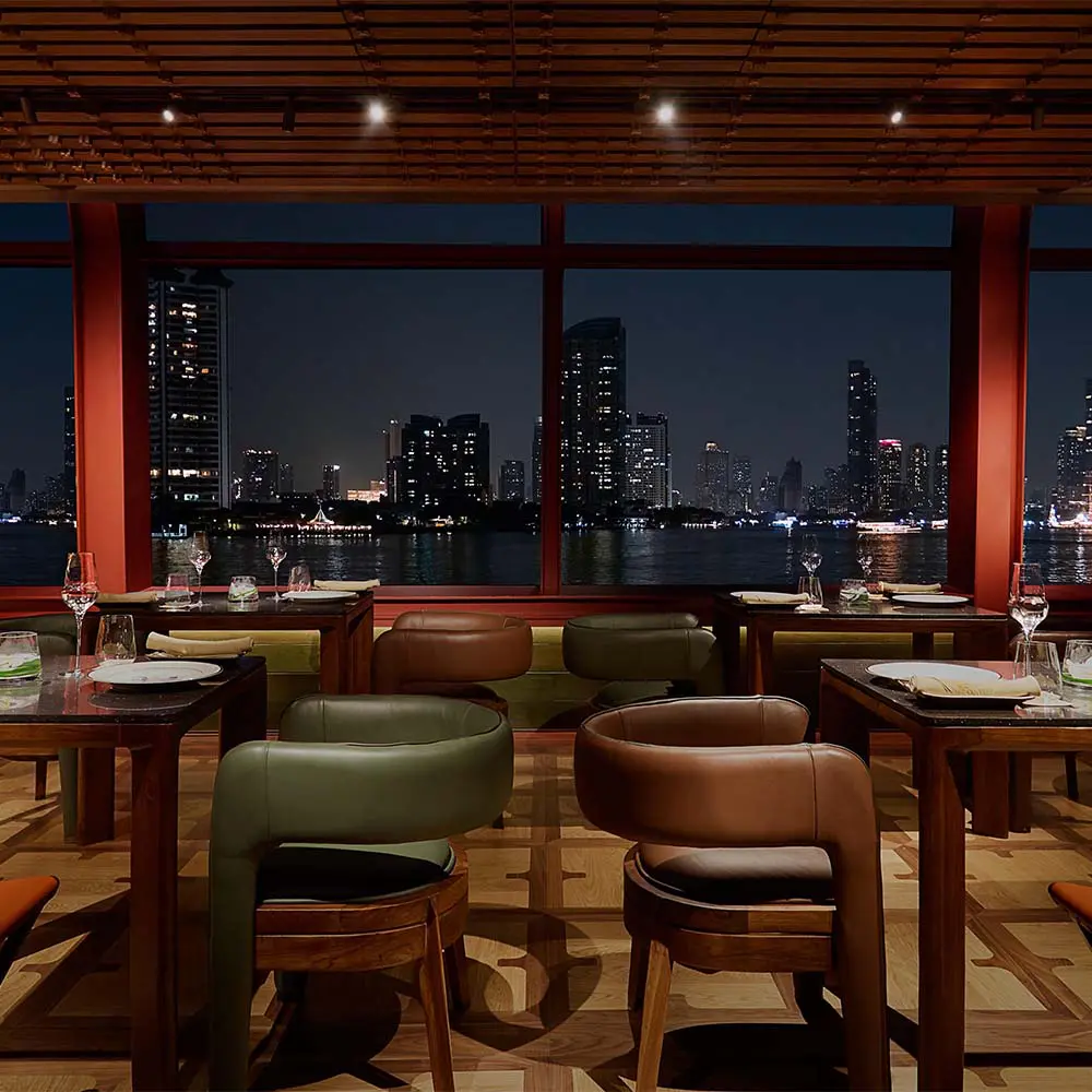 Un antiguo barco de arroz que se convirtió en el bar y restaurante del año en tailandia Un antiguo barco de arroz que se convirtió en el bar y restaurante del año en tailandia