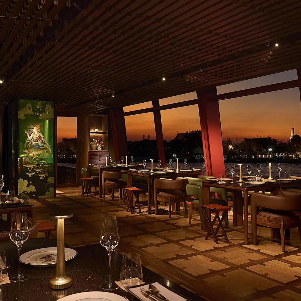 Un antiguo barco de arroz que se convirtió en el bar y restaurante del año en tailandia Un antiguo barco de arroz que se convirtió en el bar y restaurante del año en tailandia