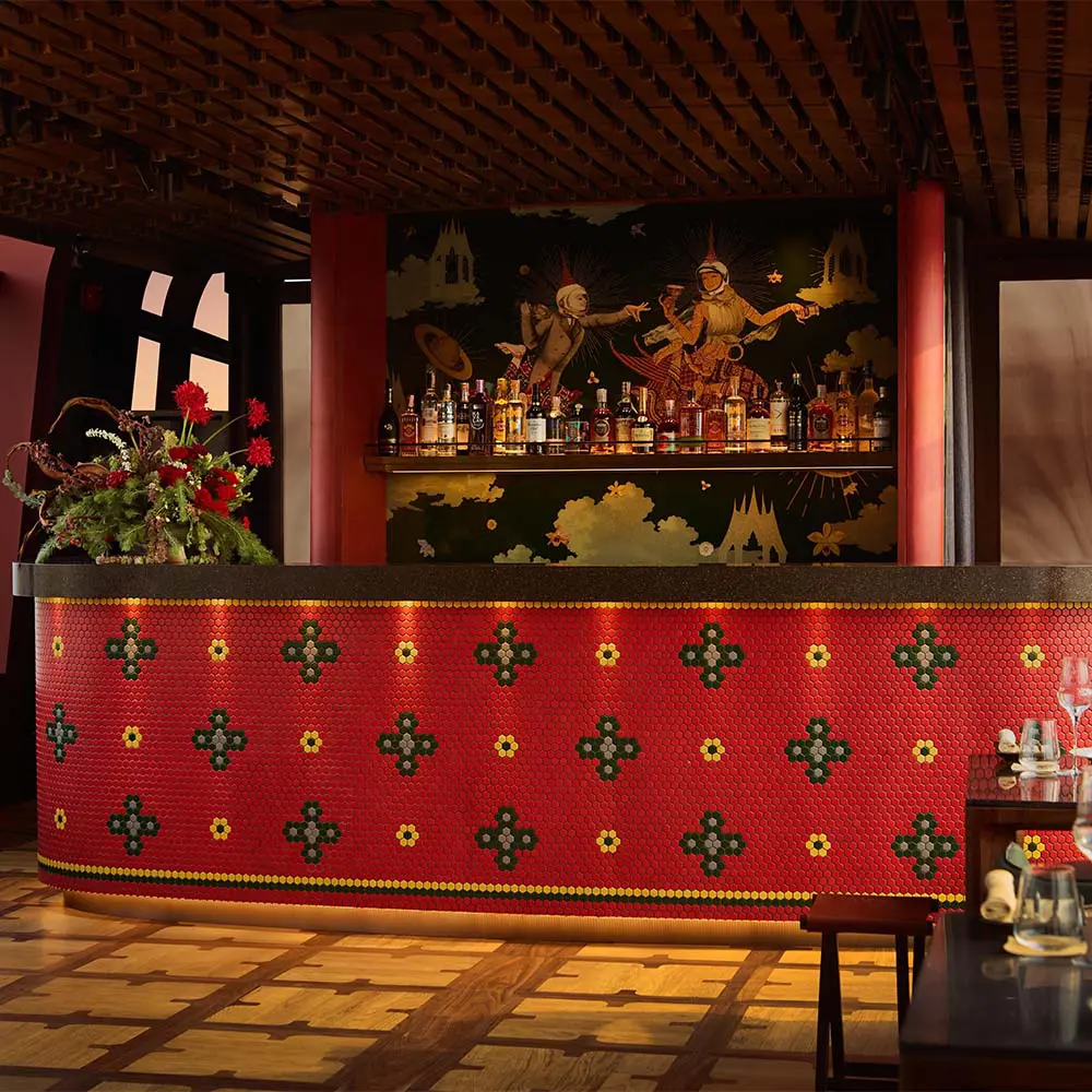 Un antiguo barco de arroz que se convirtió en el bar y restaurante del año en tailandia Un antiguo barco de arroz que se convirtió en el bar y restaurante del año en tailandia