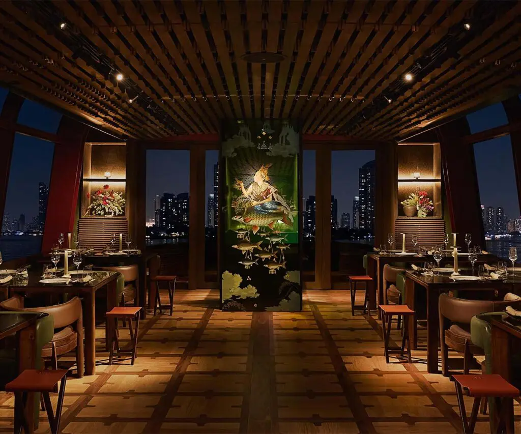 Un antiguo barco de arroz que se convirtió en el bar y restaurante del año en tailandia Un antiguo barco de arroz que se convirtió en el bar y restaurante del año en tailandia