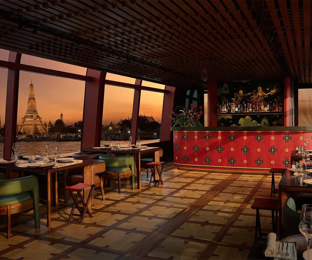 Un antiguo barco de arroz que se convirtió en el bar y restaurante del año en tailandia Un antiguo barco de arroz que se convirtió en el bar y restaurante del año en tailandia