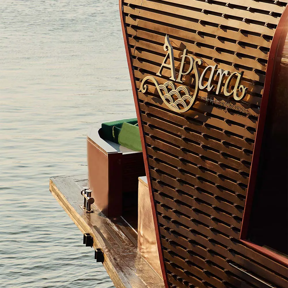 Un antiguo barco de arroz que se convirtió en el bar y restaurante del año en tailandia Un antiguo barco de arroz que se convirtió en el bar y restaurante del año en tailandia