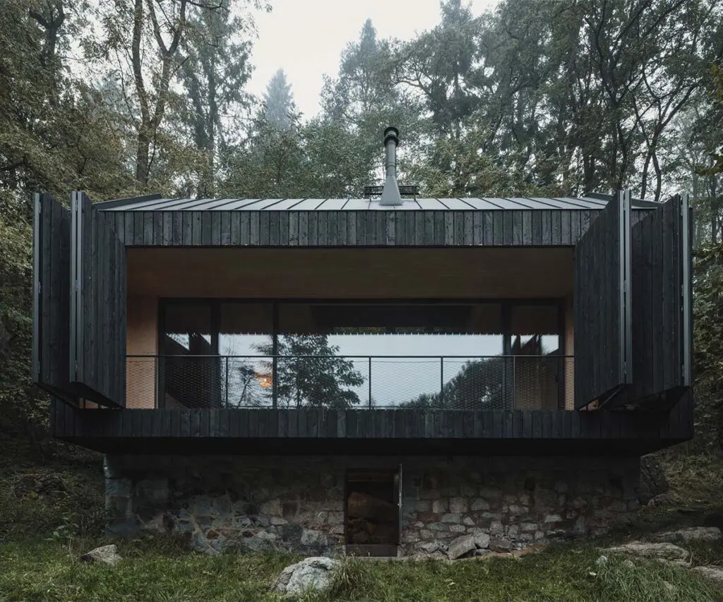 ¿se quedaría aquí? Una cabaña entre río y bosque que invita a disfrutar de lo esencial