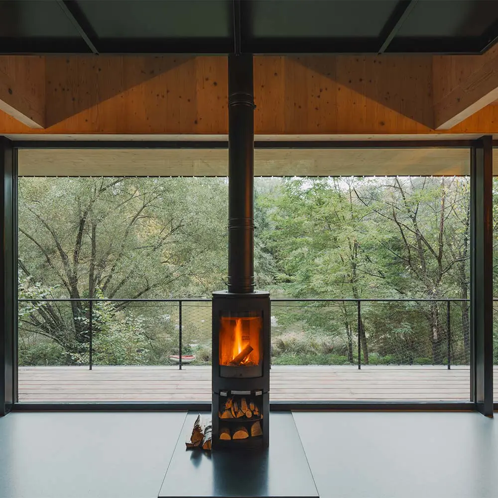 ¿se quedaría aquí? Una cabaña entre río y bosque que invita a disfrutar de lo esencial