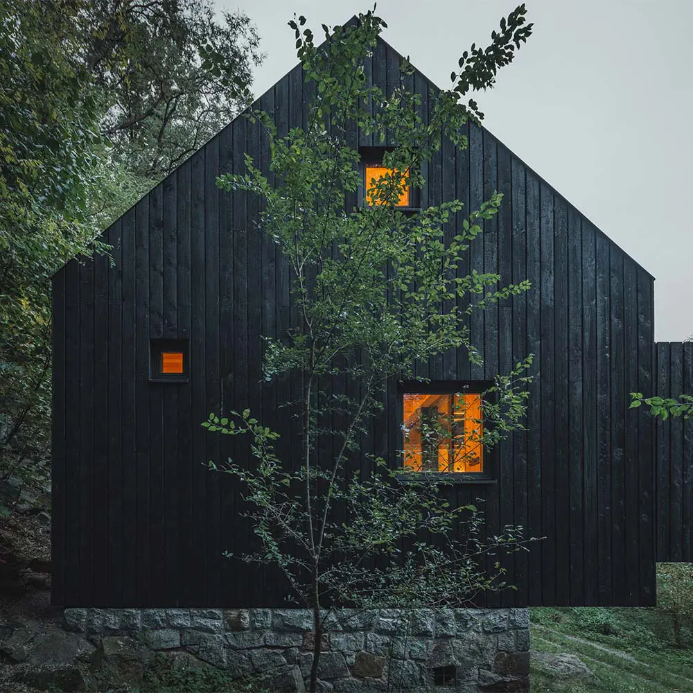 ¿se quedaría aquí? Una cabaña entre río y bosque que invita a disfrutar de lo esencial