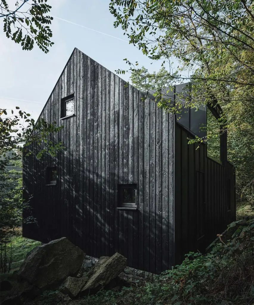 ¿se quedaría aquí? Una cabaña entre río y bosque que invita a disfrutar de lo esencial