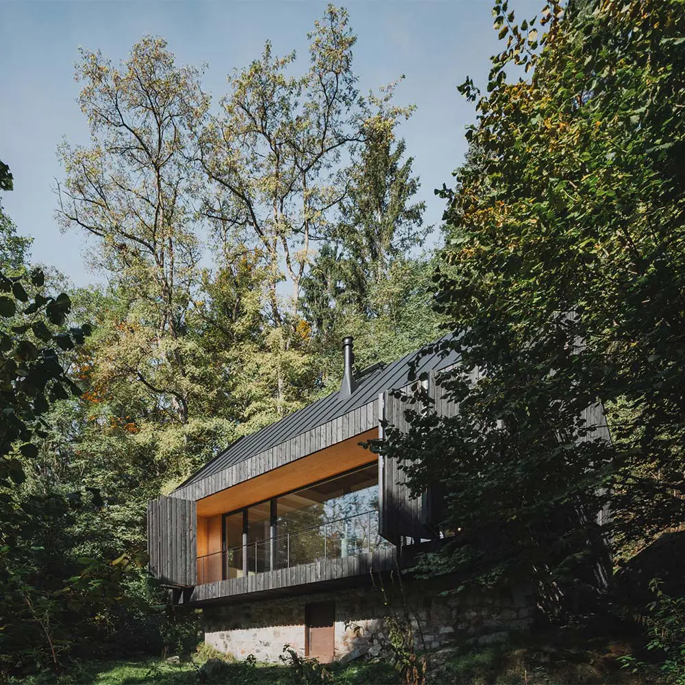 ¿se quedaría aquí? Una cabaña entre río y bosque que invita a disfrutar de lo esencial