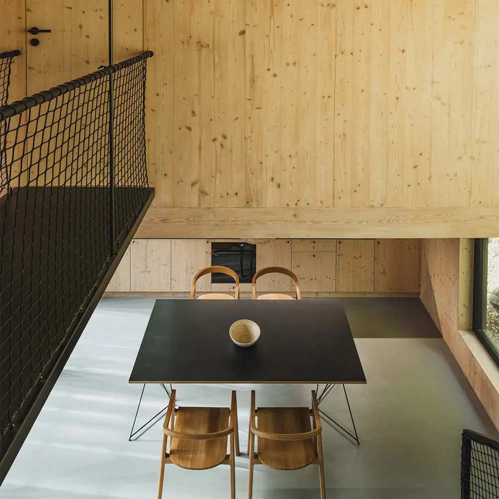 ¿se quedaría aquí? Una cabaña entre río y bosque que invita a disfrutar de lo esencial