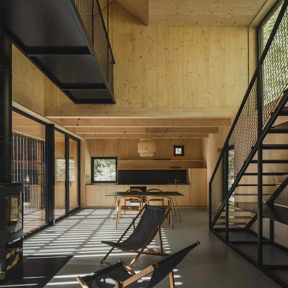 ¿se quedaría aquí? Una cabaña entre río y bosque que invita a disfrutar de lo esencial