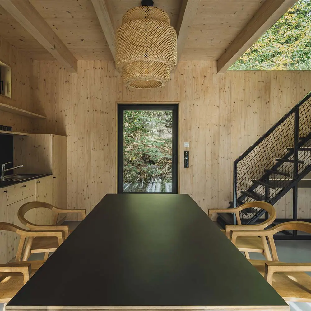 ¿se quedaría aquí? Una cabaña entre río y bosque que invita a disfrutar de lo esencial