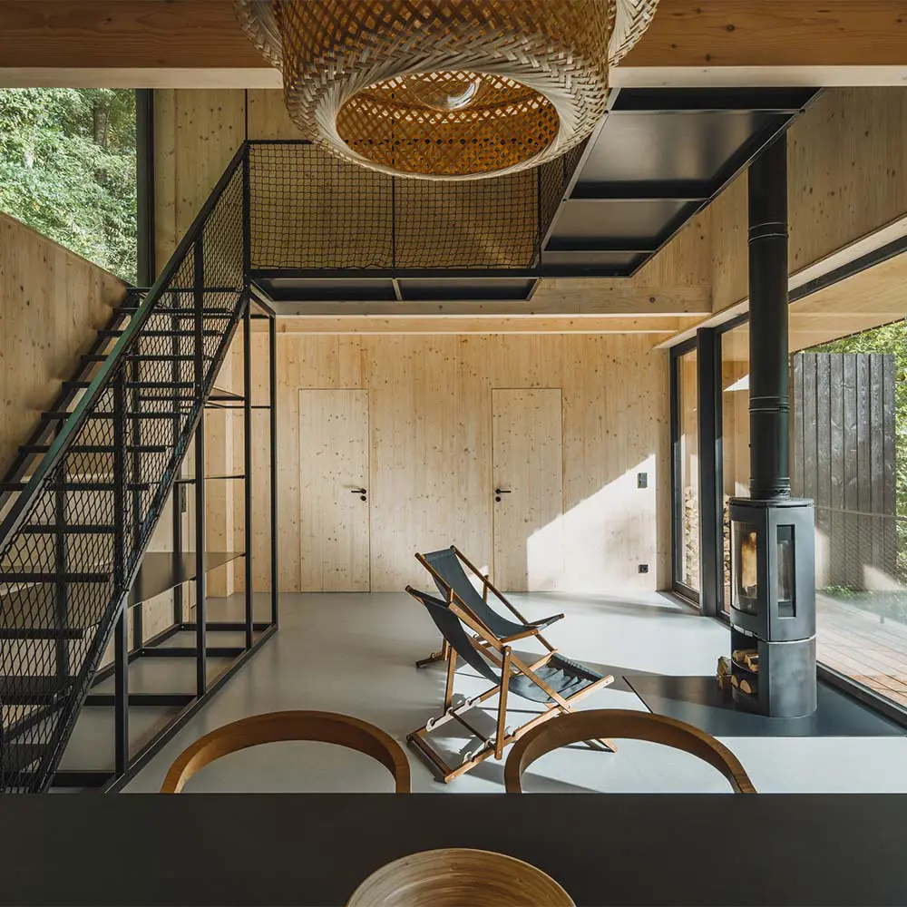 ¿se quedaría aquí? Una cabaña entre río y bosque que invita a disfrutar de lo esencial