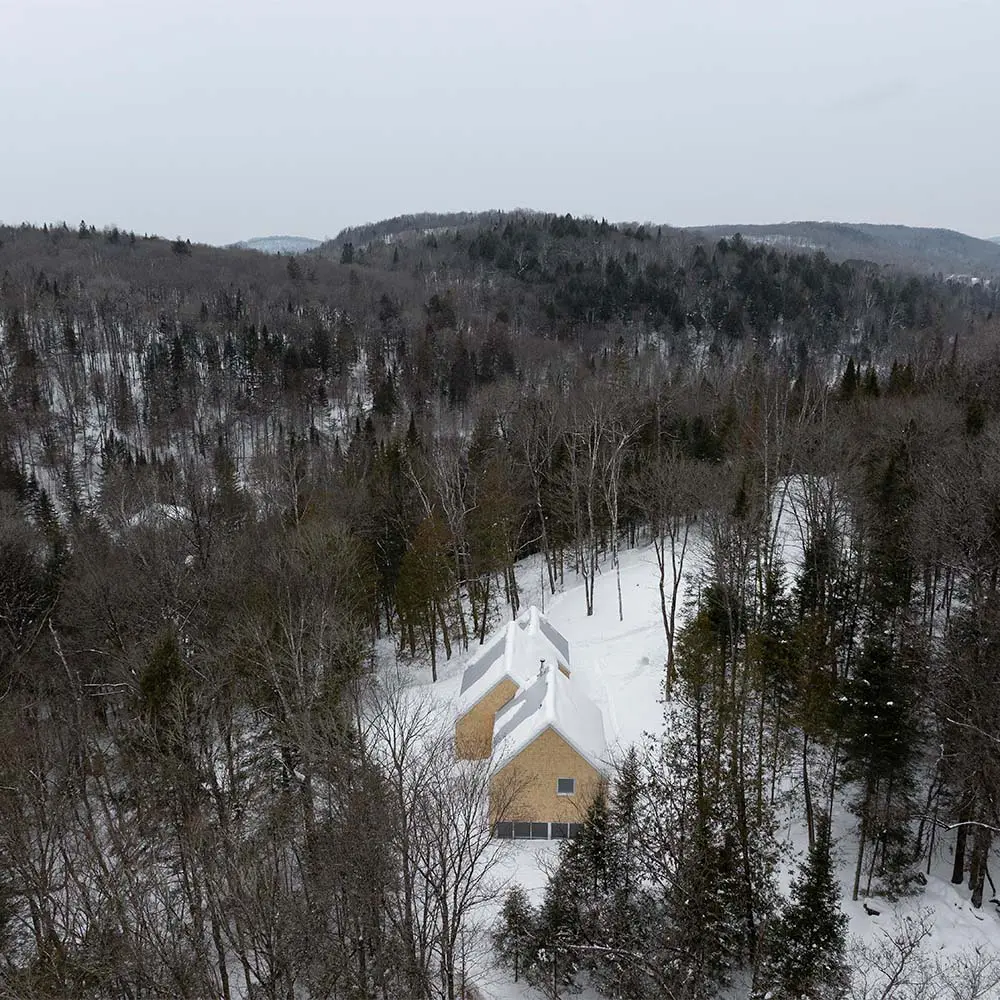 ¿le gustaría refugiarse de la nieve en esta cabaña? ¿le gustaría refugiarse de la nieve en esta cabaña?
