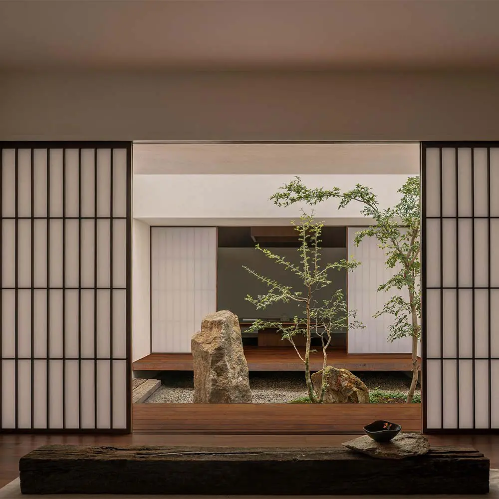 Inspirada en el pensamiento japonés, esta vivienda encuentra en el vacío la esencia de su diseño