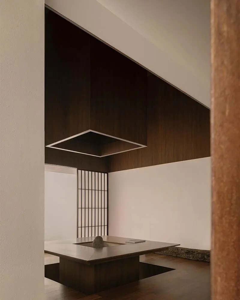 Inspirada en el pensamiento japonés, esta vivienda encuentra en el vacío la esencia de su diseño