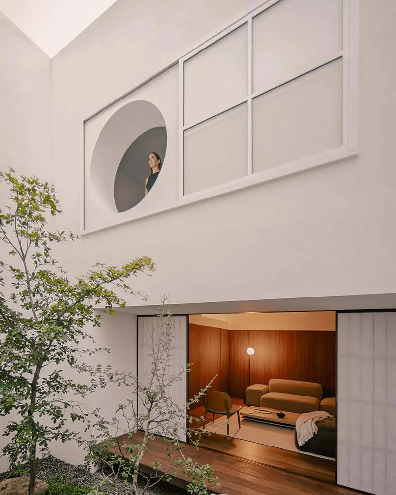 Inspirada en el pensamiento japonés, esta vivienda encuentra en el vacío la esencia de su diseño