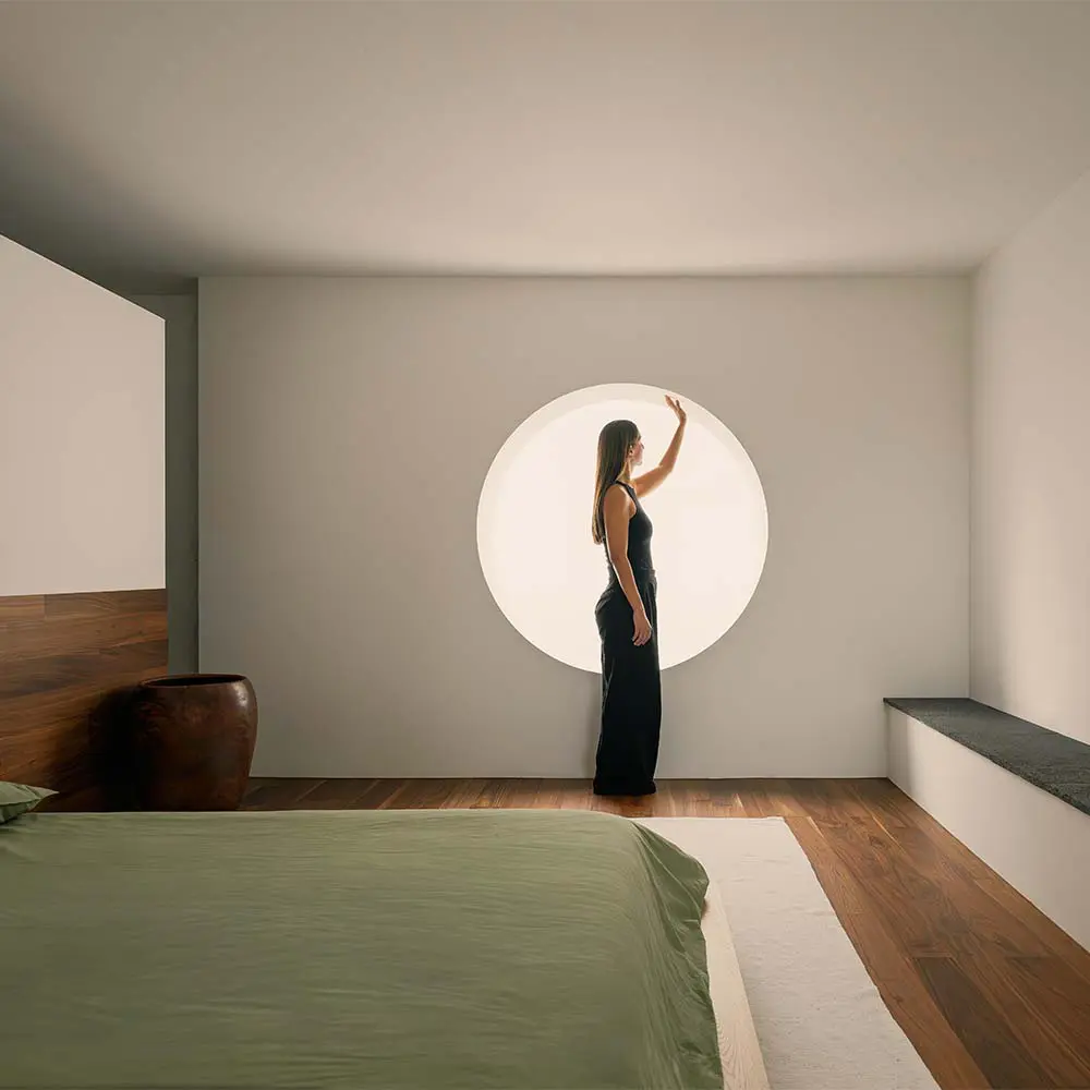 Inspirada en el pensamiento japonés, esta vivienda encuentra en el vacío la esencia de su diseño