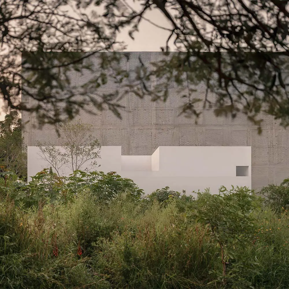 Inspirada en el pensamiento japonés, esta vivienda encuentra en el vacío la esencia de su diseño