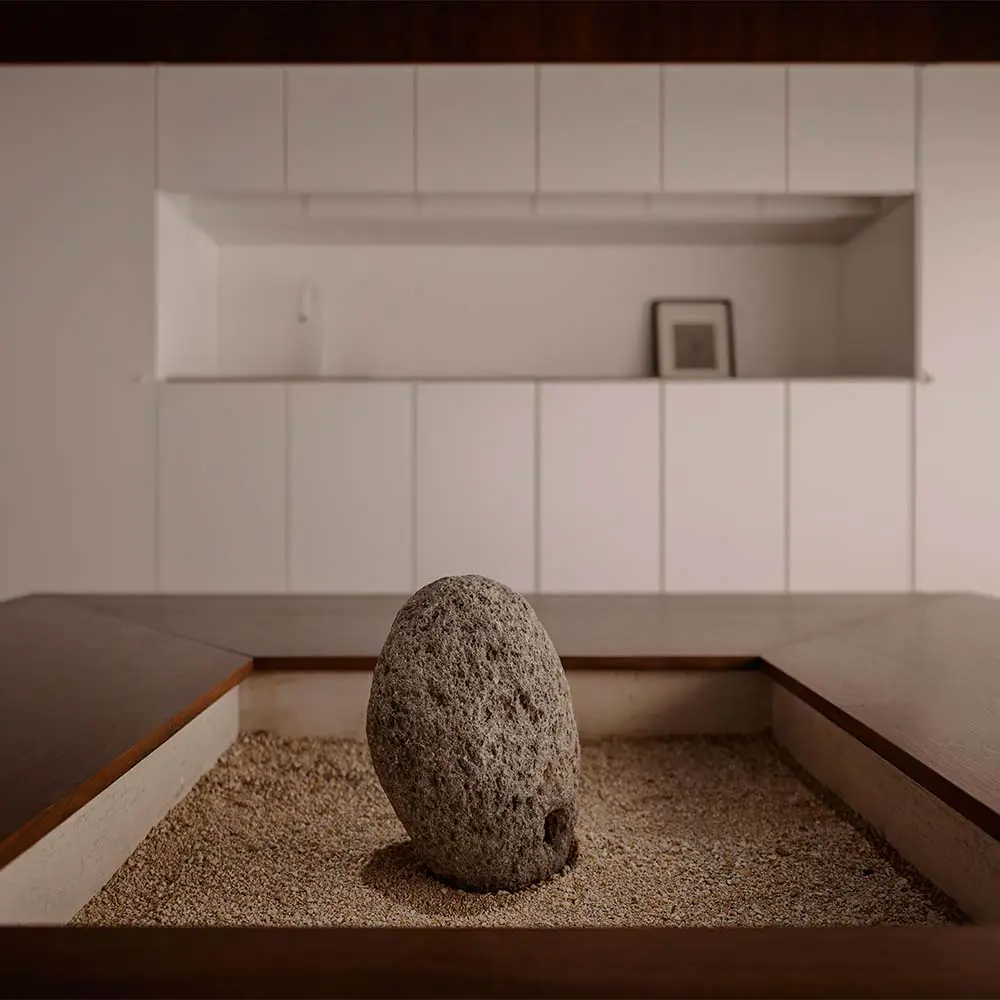 Inspirada en el pensamiento japonés, esta vivienda encuentra en el vacío la esencia de su diseño