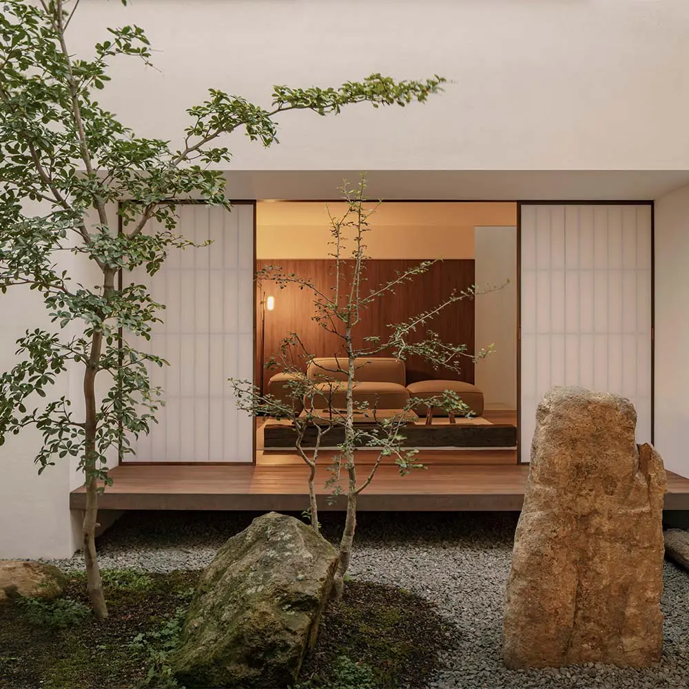 Inspirada en el pensamiento japonés, esta vivienda encuentra en el vacío la esencia de su diseño