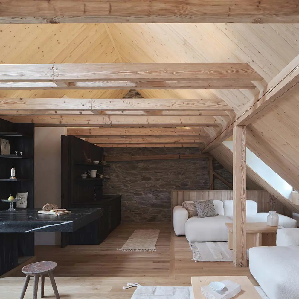 Una casa que convierte la tradición rural en una experiencia contemporánea