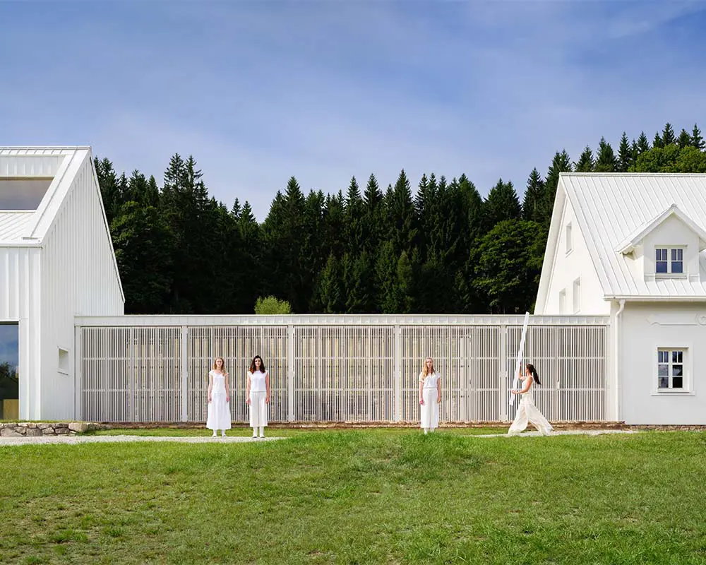 Reconstruir la vida: el antes y el después de una casa en república checa