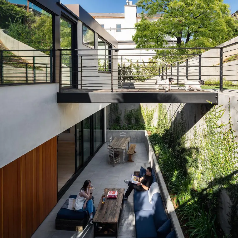 Una casa en los ángeles donde cada espacio es parte de una secuencia visual y sensorial