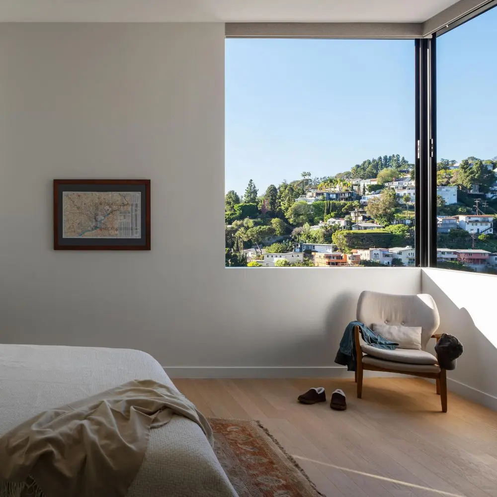 Una casa en los ángeles donde cada espacio es parte de una secuencia visual y sensorial