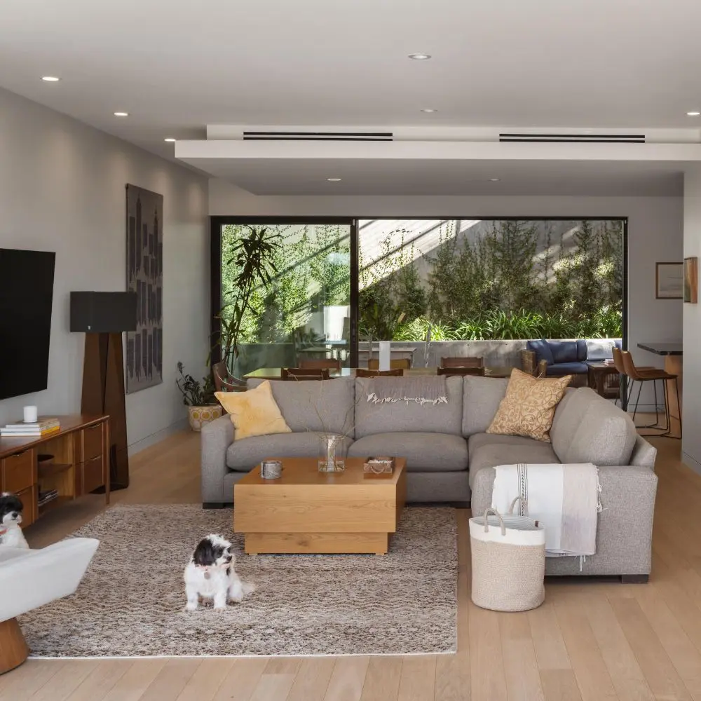 Una casa en los ángeles donde cada espacio es parte de una secuencia visual y sensorial