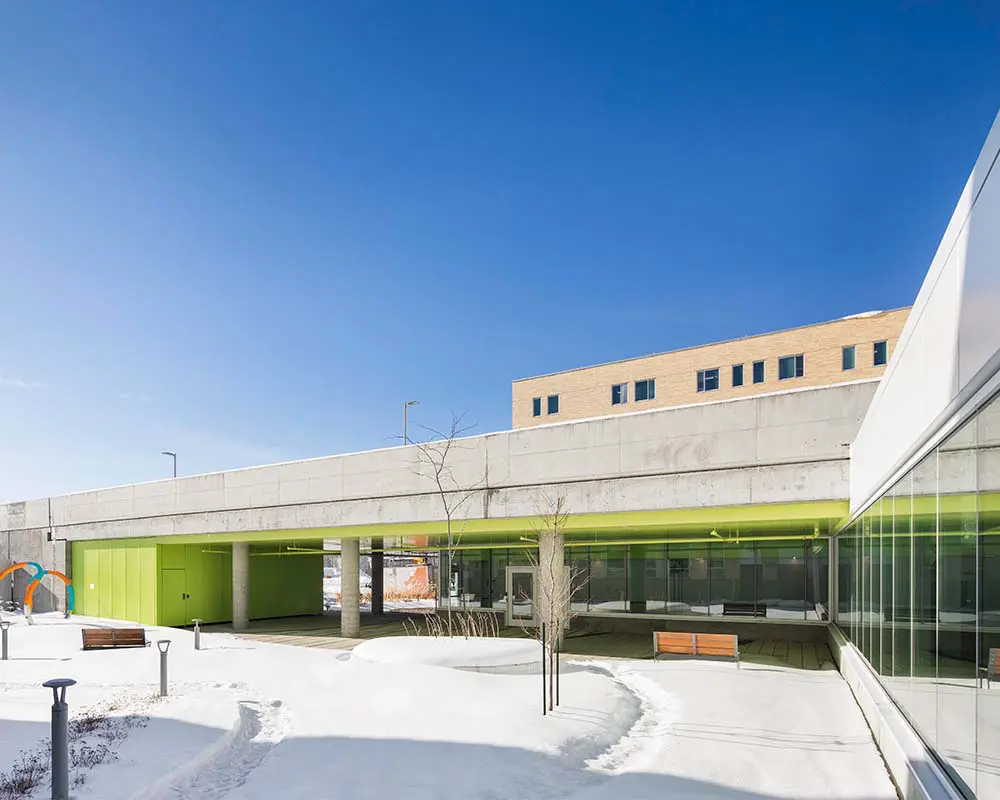 La arquitectura de un pabellón materno-infantil que transforma la experiencia hospitalaria