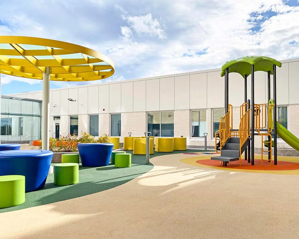 La arquitectura de un pabellón materno-infantil que transforma la experiencia hospitalaria
