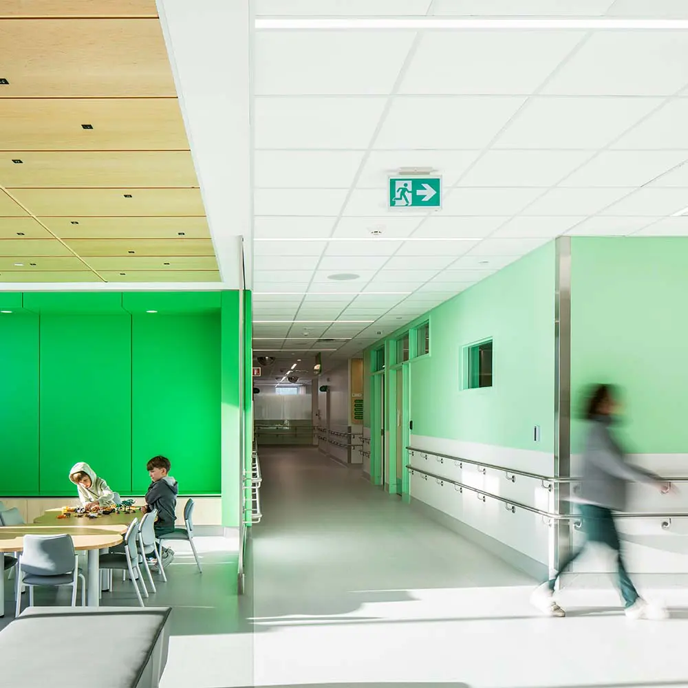 La arquitectura de un pabellón materno-infantil que transforma la experiencia hospitalaria