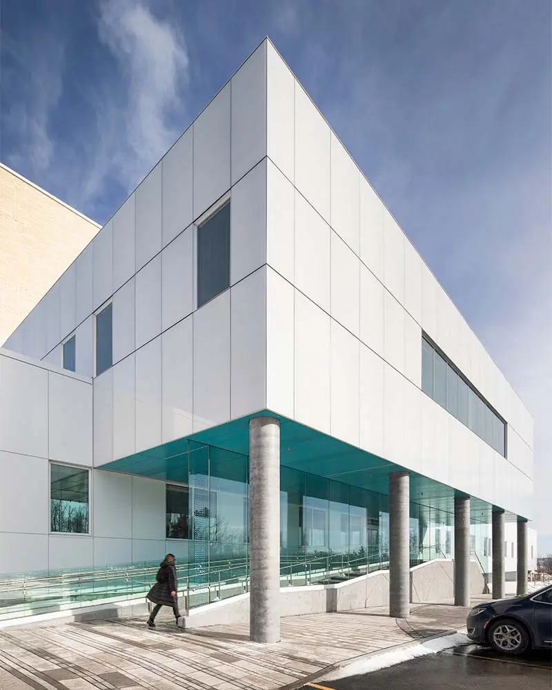 La arquitectura de un pabellón materno-infantil que transforma la experiencia hospitalaria