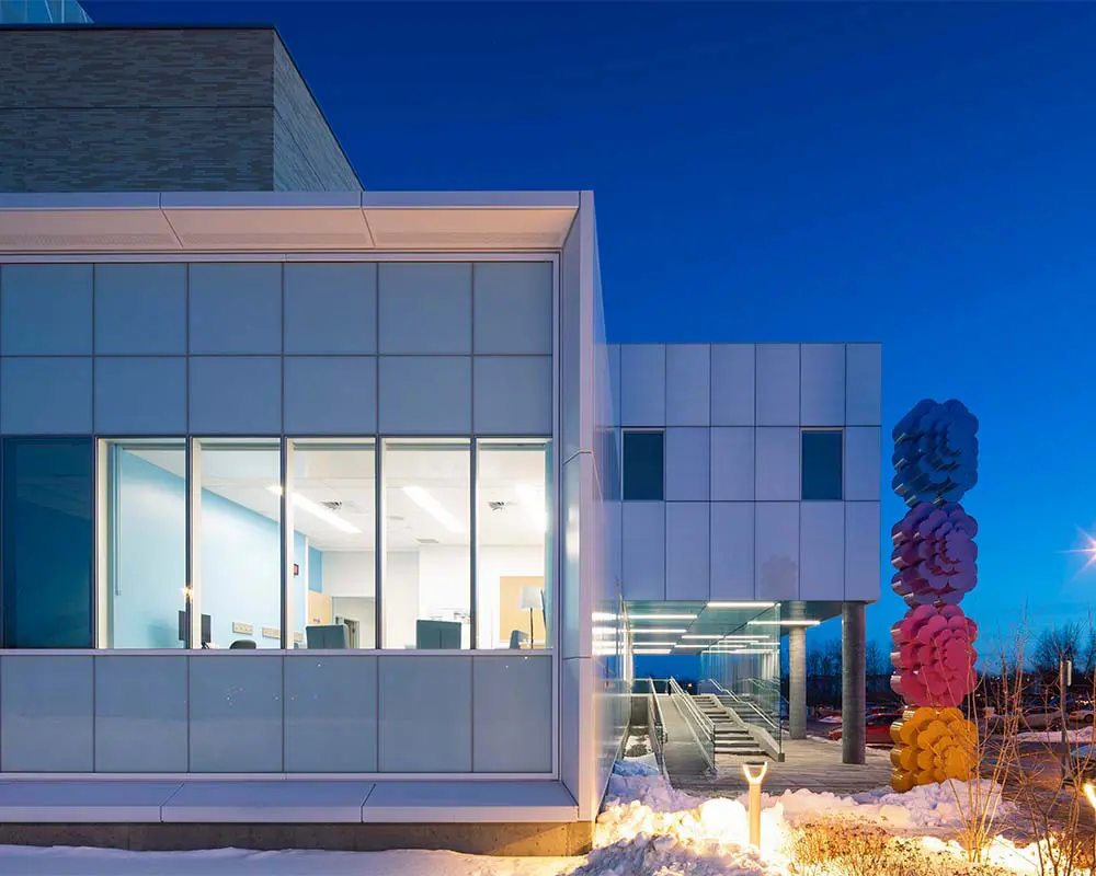 La arquitectura de un pabellón materno-infantil que transforma la experiencia hospitalaria