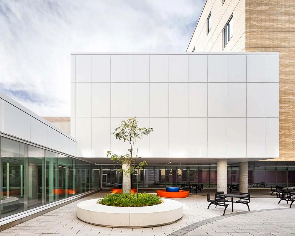 La arquitectura de un pabellón materno-infantil que transforma la experiencia hospitalaria