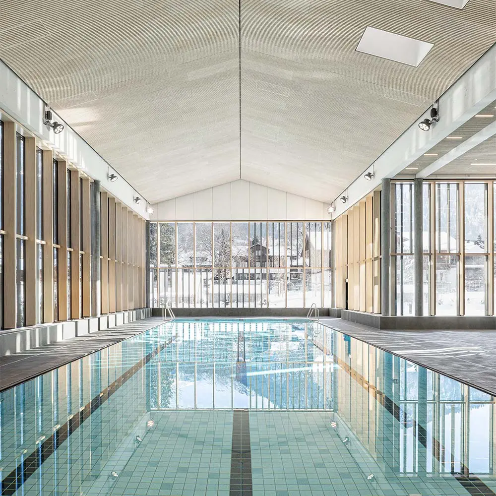 Este edificio es una experiencia termal diseñado para disfrutar del paisaje alemán