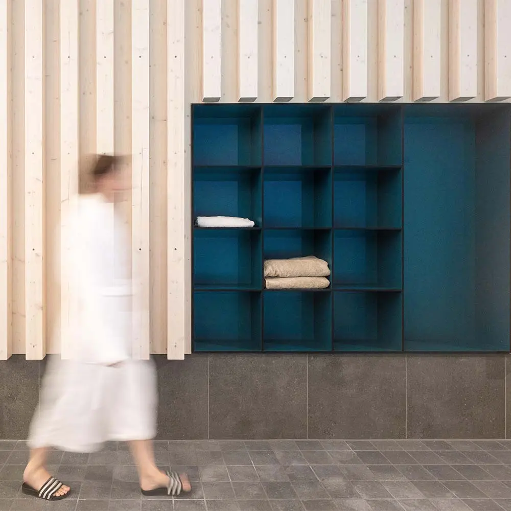 Este edificio es una experiencia termal diseñado para disfrutar del paisaje alemán