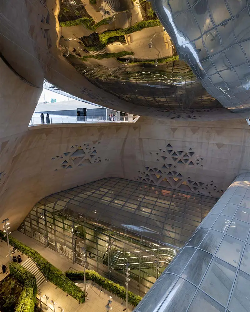 La arquitectura de la estación de metro qasr al hokm, arabia saudita: abierta, luminosa y habitable