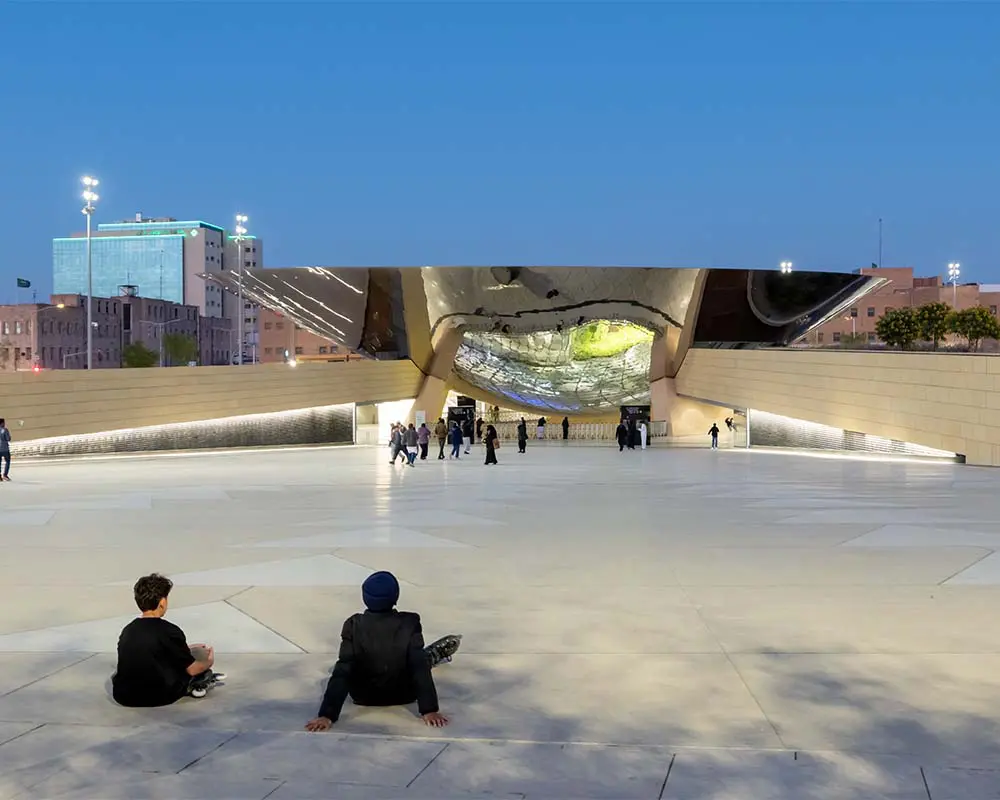 La arquitectura de la estación de metro qasr al hokm, arabia saudita: abierta, luminosa y habitable