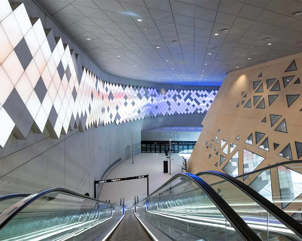 La arquitectura de la estación de metro qasr al hokm, arabia saudita: abierta, luminosa y habitable