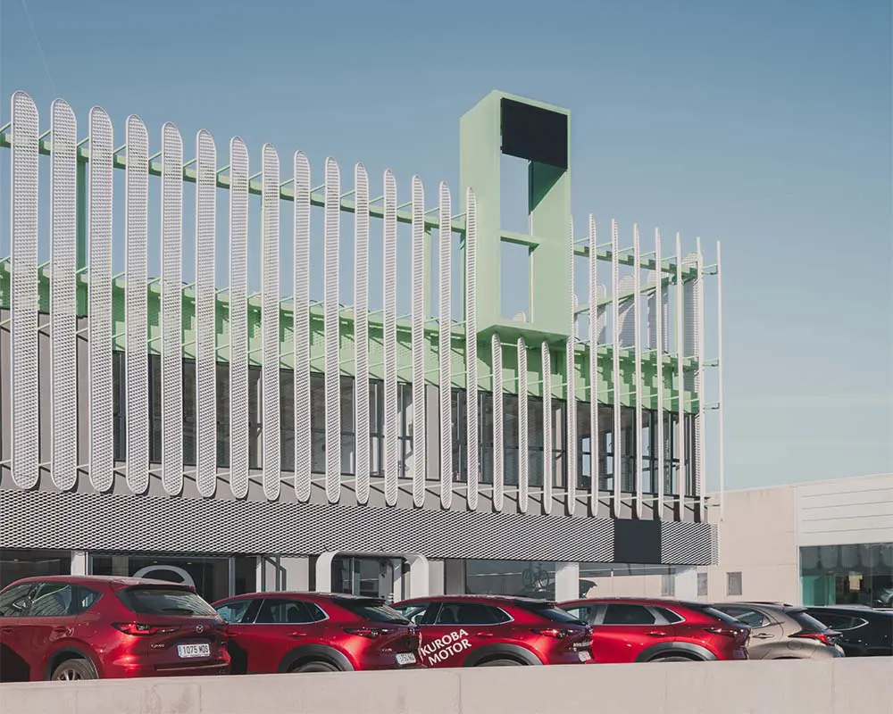 El diseño de un concesionario en españa que convierte la arquitectura en una experiencia visual