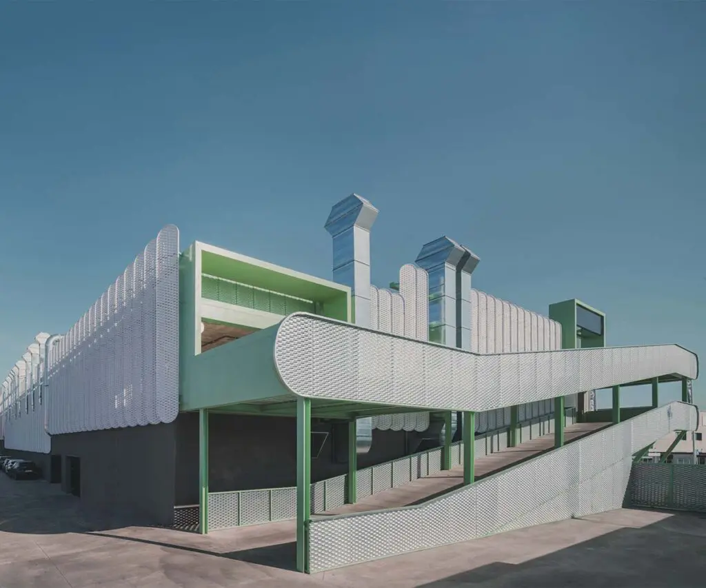 El diseño de un concesionario en españa que convierte la arquitectura en una experiencia visual