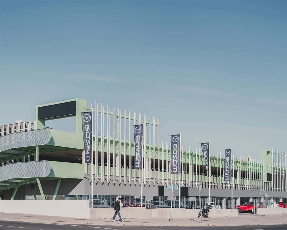 El diseño de un concesionario en españa que convierte la arquitectura en una experiencia visual
